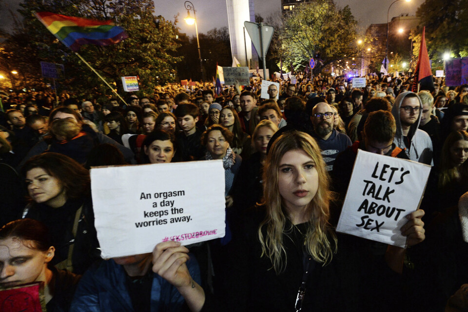 Demonstration i Warszawa i oktober då parlamentet diskuterade ett lagförslag om att förbjuda sexundervisning för minderåriga. Arkivfoto.