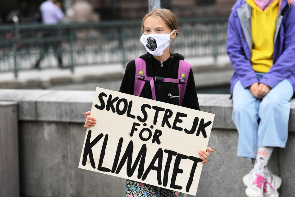 Greta Thunberg strejkar utanför riksdagshuset i Stockholm. Den brittiska dockshowen "Spitting image" gjorde nyligen narr av den svenska klimataktivisten. Arkivbild.