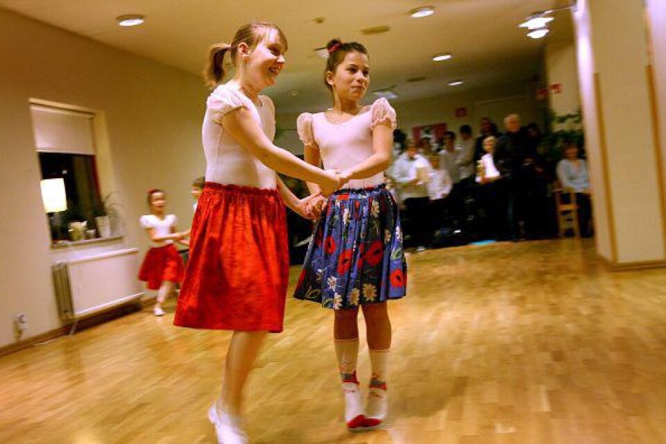 Ausrine Kontrimuvitchute och Lirije Dakaj dansade till Schottis i Tyrolen av Benny Andersson. Balettgruppen utförde två nummer för publiken. BILD: TOMAS NYBERG