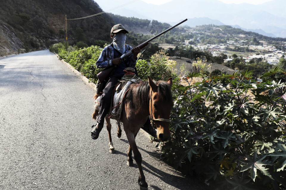 Pojken är bara tolv år, men redan utrustad med gevär. I den lilla orten Ayahualtempa i sydvästra Mexiko har byborna utrustat sina barn med vapen för att försvara sig mot droggängen.