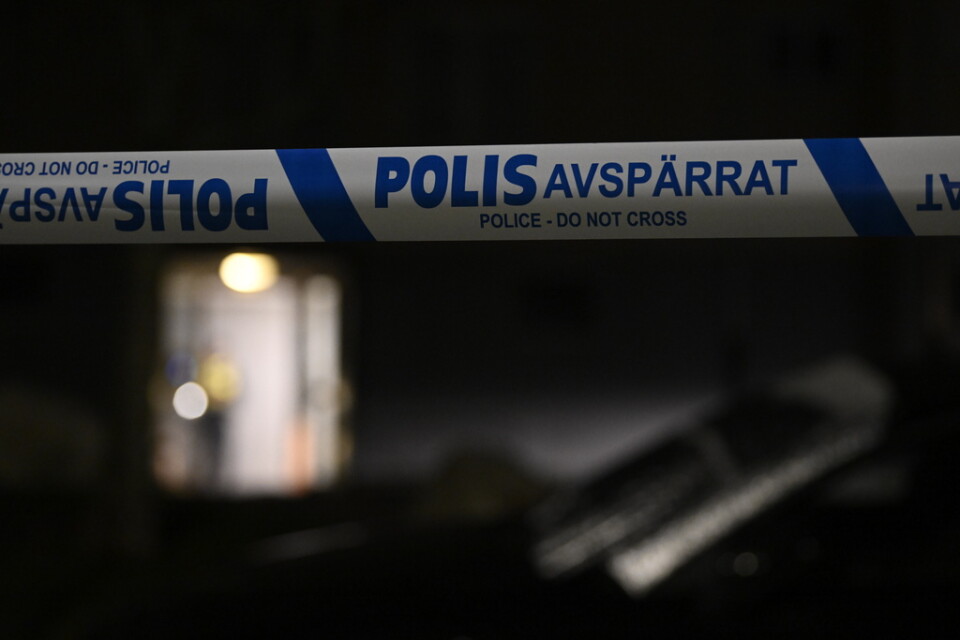 Polisavspärrningar efter söndagens mord i området Blombacka i Södertälje. En man i 20-årsåldern sköts till döds.