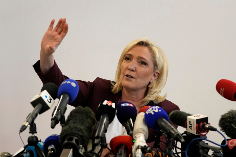 Marine Le Pen bjöd in många medier till sin presskonferens i Vernon i Normandie, men några fick inte komma.