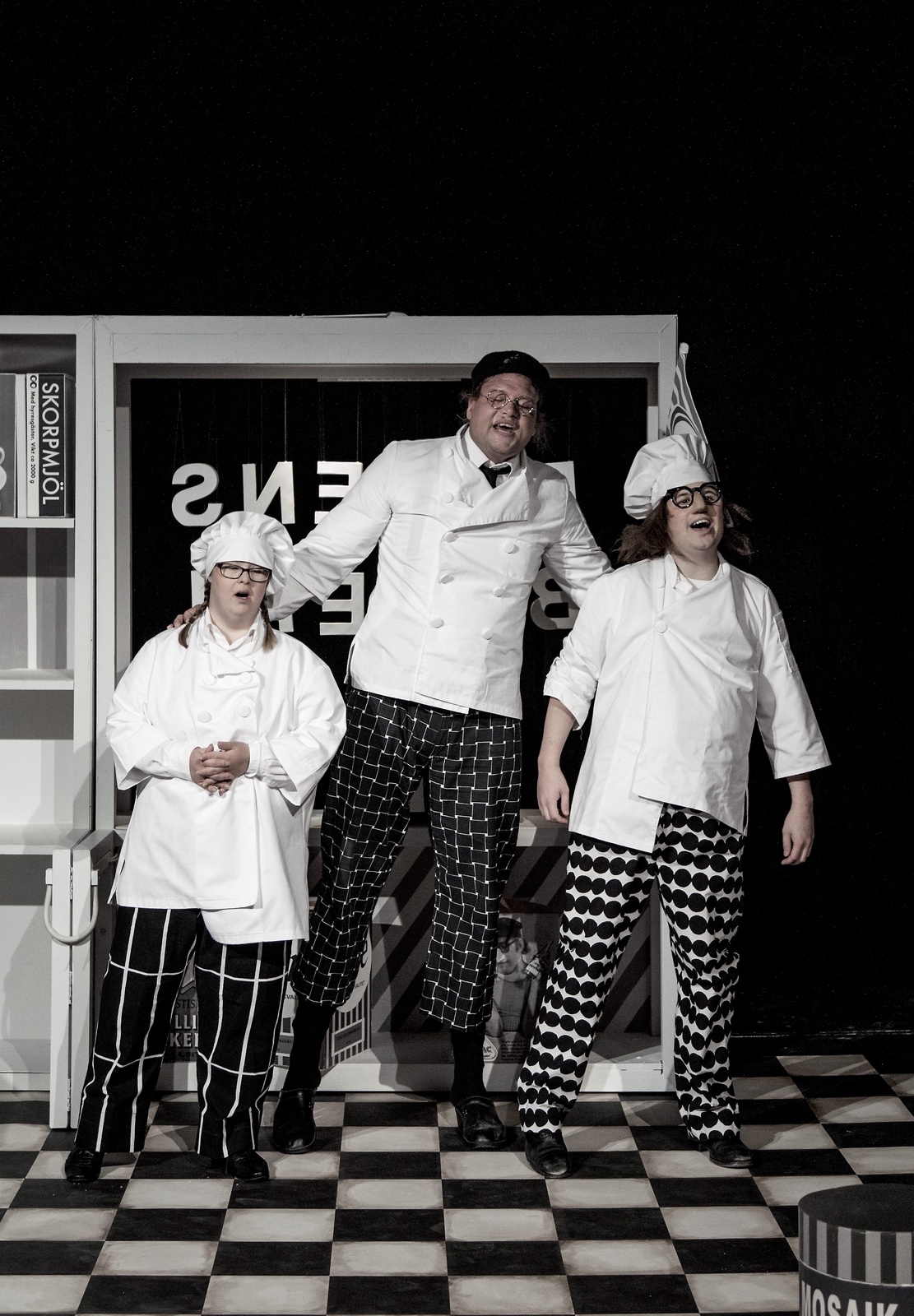De tre syskonen Jana (Johanna Friberg), Hilding (Ronnie Larsson) och Frasse (Dennis Nilsson) har lämnat sjömanslivet och blir av en slump ägare till ett bageri. Pressbild