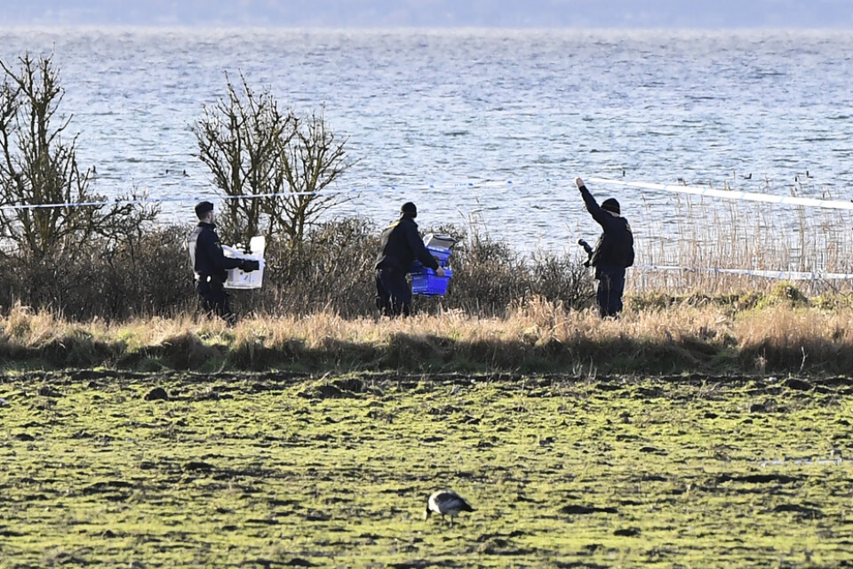 Polis och kriminaltekniker på fyndplatsen vid Lundåkrabukten söder om Landskrona där en död person hittades.