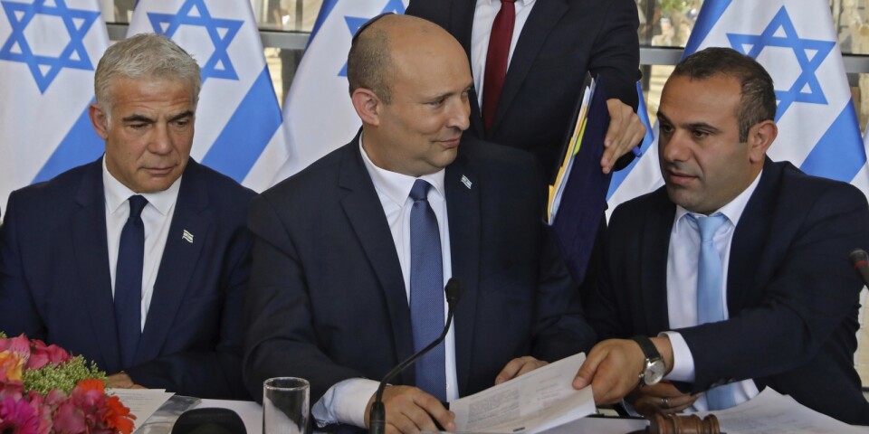Antalet bosättningar har ökat under den nya israeliska regeringen. Foto: Utrikesminister Yair Lapid, left, premiärminister Nafrali Bennet, och Knessetmedlemmen Abir Kara.