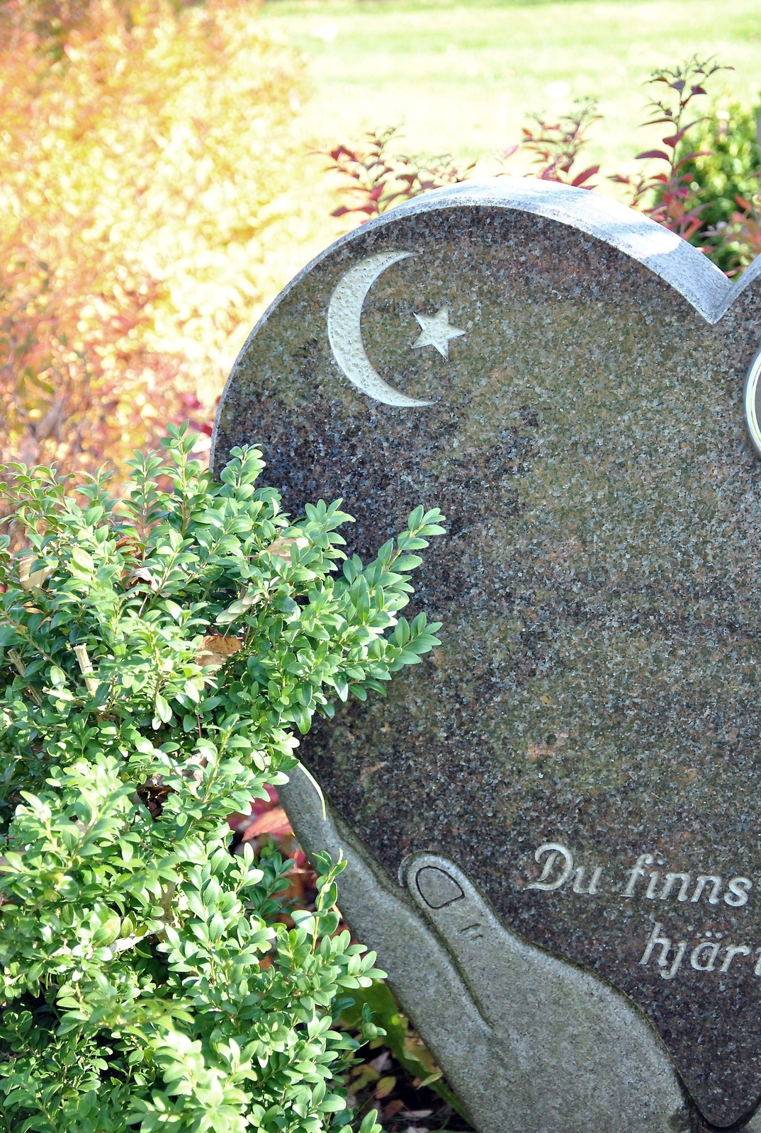 På Norra kyrkogården i Stoby finns även muslimsk gravplats, med halvmåne och stjärna på gravstenen.
Foto: Marie Strömberg Andersson