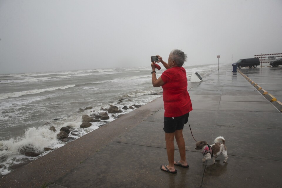 En boende i Galveston, Texas, tar en bild på det annalkande ovädret. Bilden från i måndags.