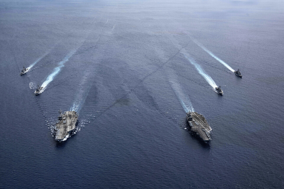 De två amerikanska hangarfartygen USS Ronald Reagan och USS Nimitz i Sydkinesiska havet med sina eskortfartyg förra veckan.