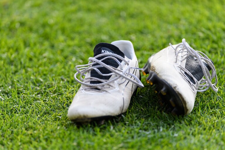 Det behövs två skor för att spela fotboll