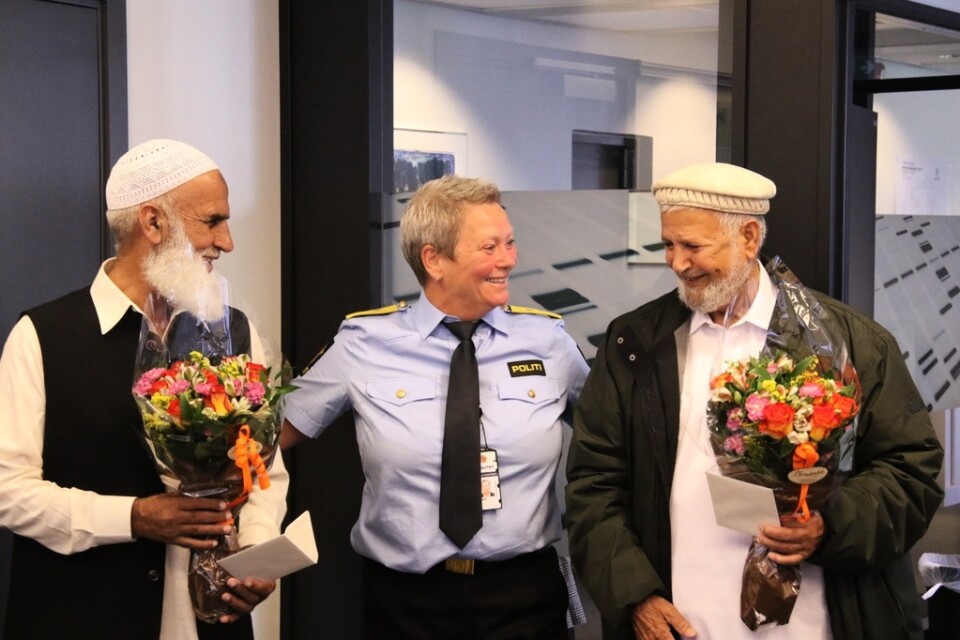 Muhammad Rafiq, till vänster, och Mohammad Iqbal Javed, till höger, då de hyllades av polischefen Beate Gangås i augusti i fjol för att de lyckades stoppa terrorattacken mot al-Noormoskén.