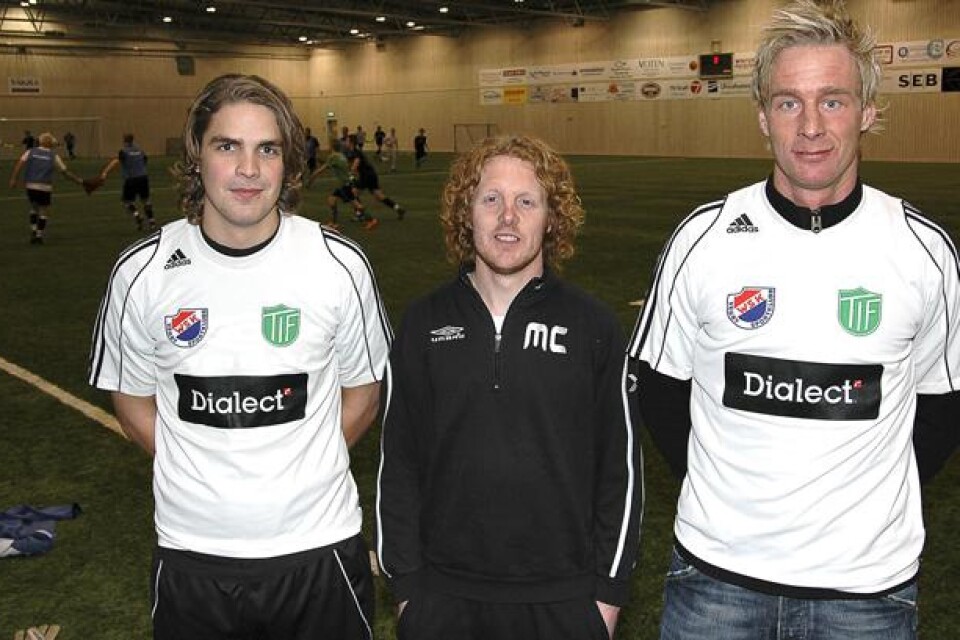 Martin Carlsson, i mitten, myser. T/V:s tränare kunde i veckan presentera både Tobias Arvidsson och Richard Johansson som nyförvärv.