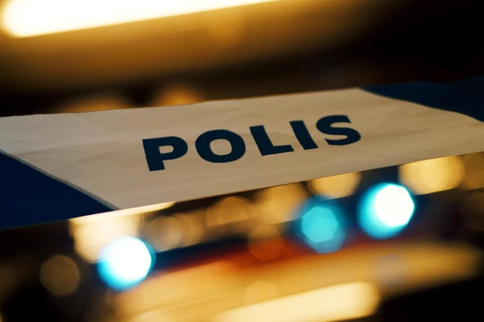 Polisen har upprättat en anmälan om försök till mordbrand sedan en eller flera flaskor med bensin kastats mot en balkongdörr i stadsdelen Ryd i Linköping. Den boende ska ha hört hur det smällde till och att det började lukta rök, och balkongen ska ha bl