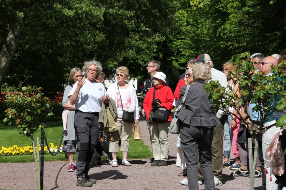 Det var många som ville gå runt på parkvandring med Eva Håkansson. Hon berättade bland annat om slottet, parken och skötseln av blommorna. Foto: Carin Svensson