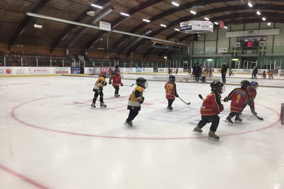Hockeyskolan handlar om att på ett lekfullt sätt närma sig sporten.                             Foto: Osby IK