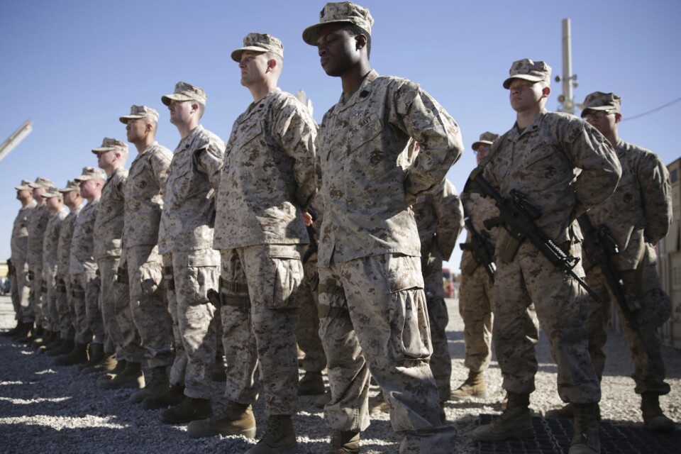USA minskar sin bemanning i Afghanistan och Irak. Här står amerikanska soldater på led vid en anläggning i Helmand-provinsen, i januari 2018. Arkivbild.