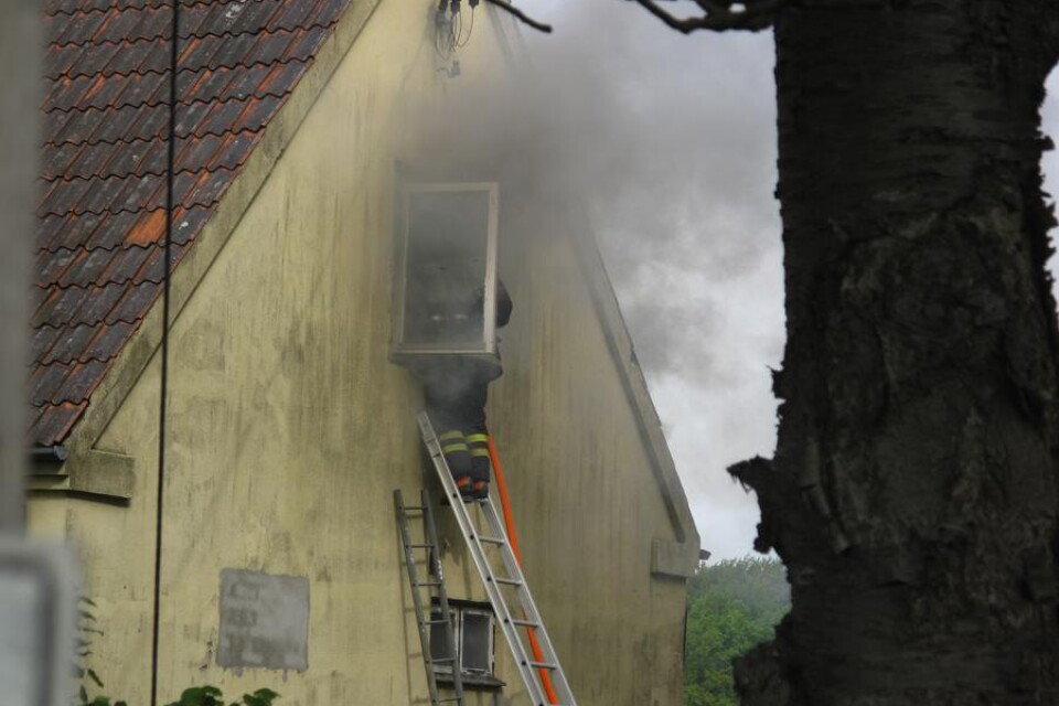 Rökdykare bekämpade branden från ett fönster på övervåningen.