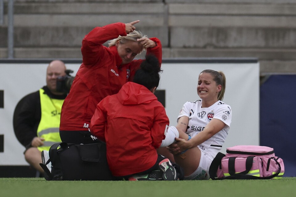 Rosengårds Jelena Cankovic fick väldigt ont när hon stukade foten.