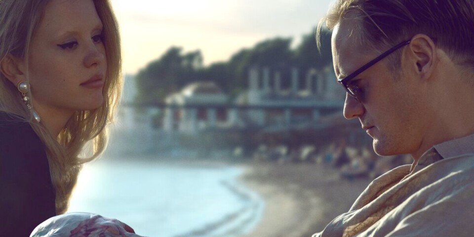 Mia Goth och Alexander Skarsgård spelar huvudrollerna i ”Infinity pool".
