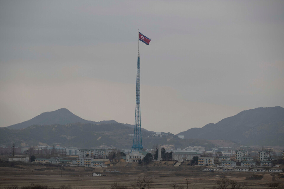 En nordkoreansk flagga vajar i orten Gijungdong Nordkorea, nära gränsen till Sydkorea. Arkivbild.