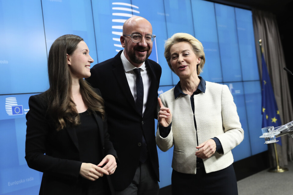 EU:s nye permanente rådsordförande Charles Michel i mitten, flankerad av ordförandelandet Finlands statsminister Sanna Marin till vänster och nya kommissionsordföranden Ursula von der Leyen till höger.