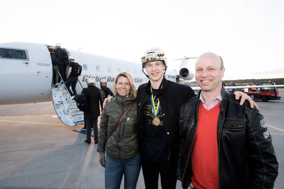 Elias Pettersson med sin föräldrar.