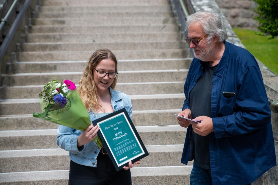 Jessica Hagström, Utbildningsbevakare i Växjö, överlämnar blommor och diplom till Mats Trondman.