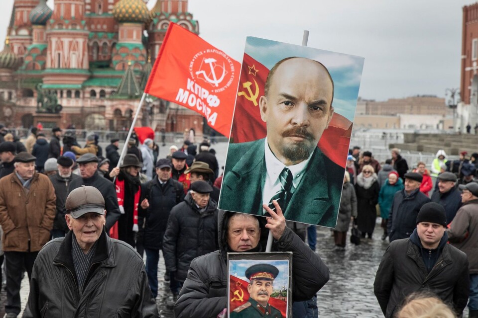 Ryska kommunister samlas varje år vid Vladimir Lenins dödsdag i januari till demonstrationer i Moskva vid Leninmausoleet. Foto :AP/Pavel Golovkin