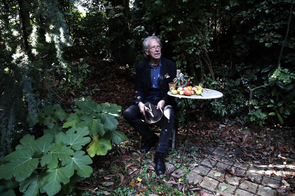 Peter Handke i sin trädgård i Chaville utanför Paris. Arkivbild.
