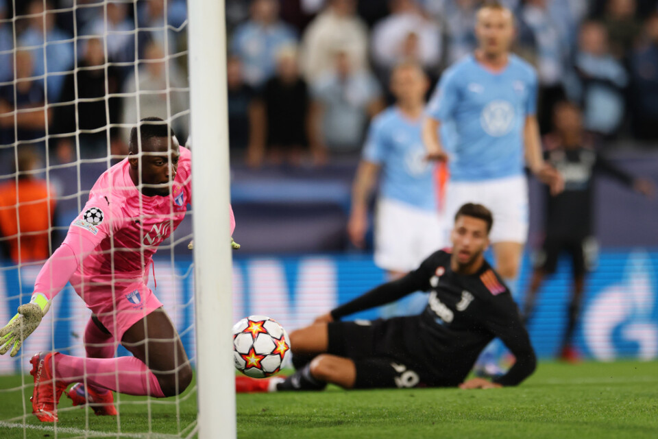 Malmös målvakt Ismael Diawara släpper in Alex Sandros nick till 0–1 hemma mot Juventus. Innan halvleken var slut ledde Turinklubben med 3–0 i Champions League-premiären.
