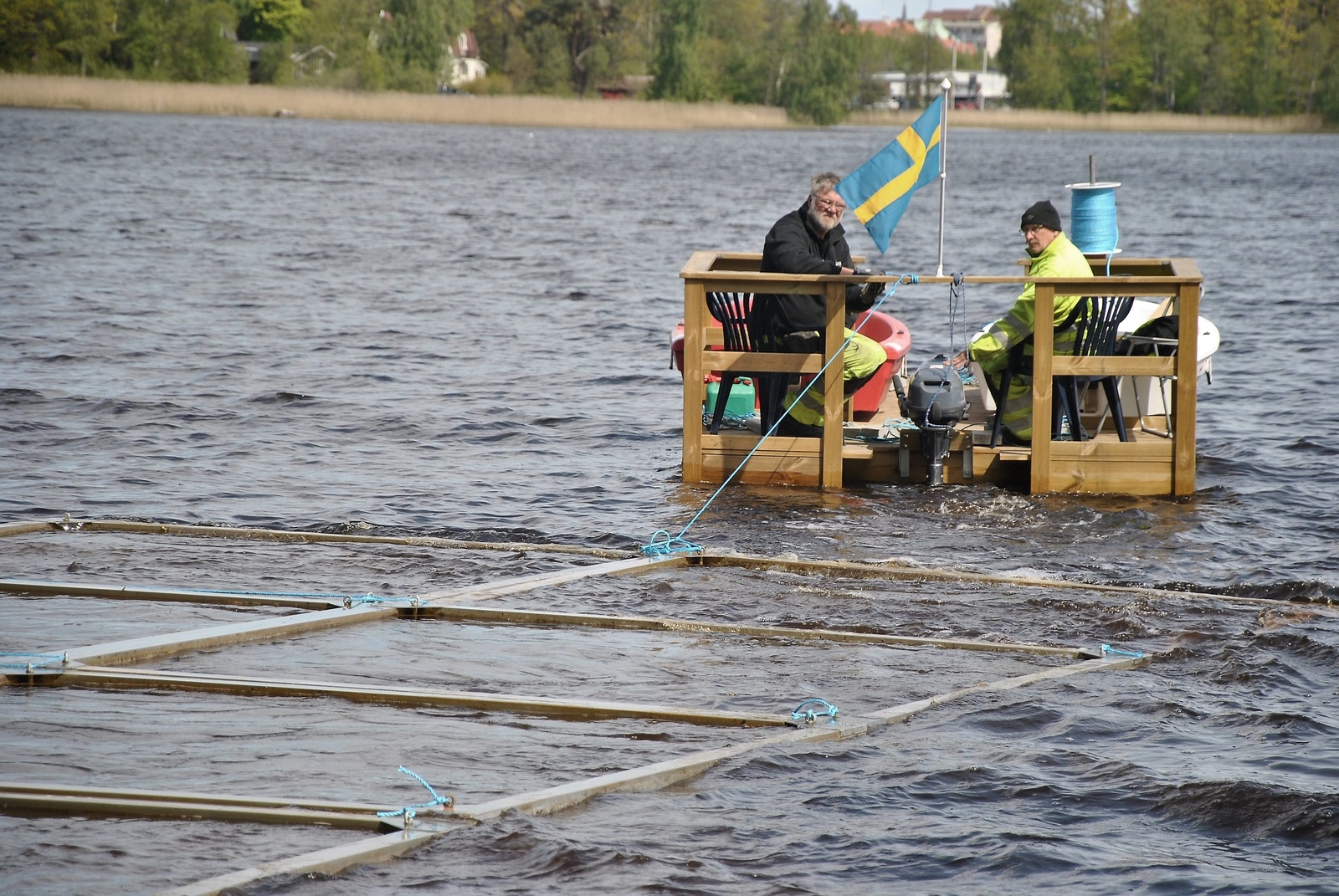 Kampen mot sjögull i Osbysjön fortsätter. Ramarna har bogserats på plats under den gångna veckan. Foto: Magnus Wahlström
