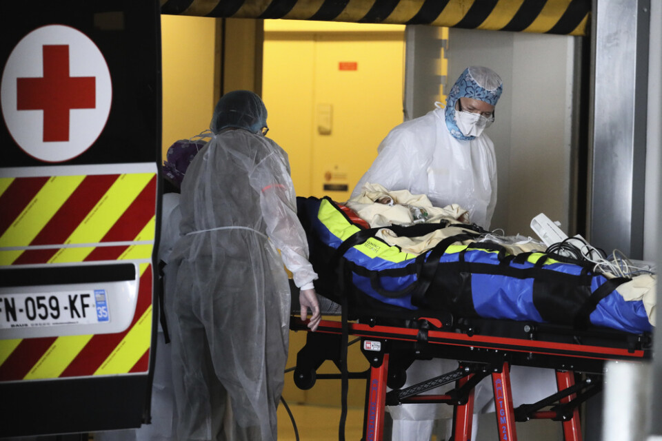 Dödstalet i Frankrike med koppling till coronapandemin är över 8|000, enligt regeringens senaste beräkning på söndagen.
