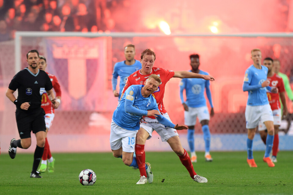 Malmö FF:s Anders Christiansen faller efter tackling av Degerfors Adam Carlén i den allsvenska slutomgången. Matchen slutade 2–2.