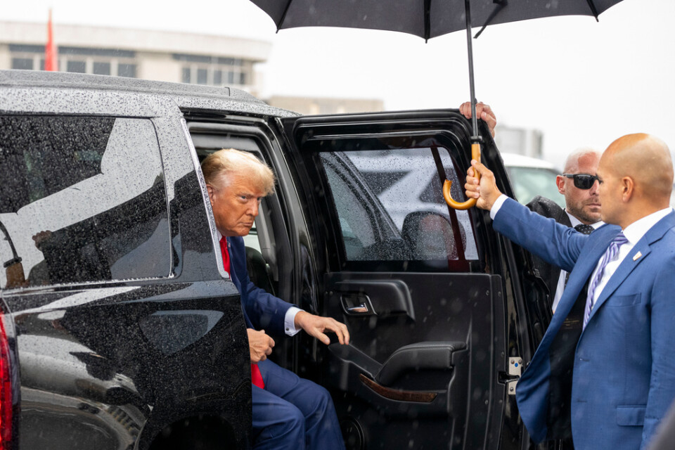 Expresident Donald Trump kliver ur sin bil för att prata med reportrar efter att ha framträtt i rätten på torsdagen.