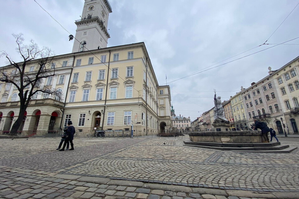Statyer i centrala Lviv har plastats in i väntan på att ryska styrkor ska anfalla staden.