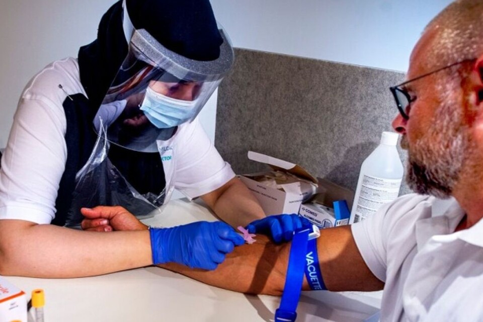 A blood sample is taken in the crook of the arm. Nurse Sara Seghir takes a sample from Christian Svensson.