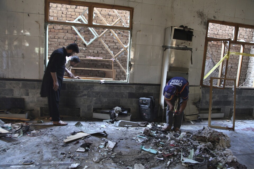 Flera dödades när en bomb exploderade i en skola i pakistanska Peshawar, nära gränsen till Afghanistan.