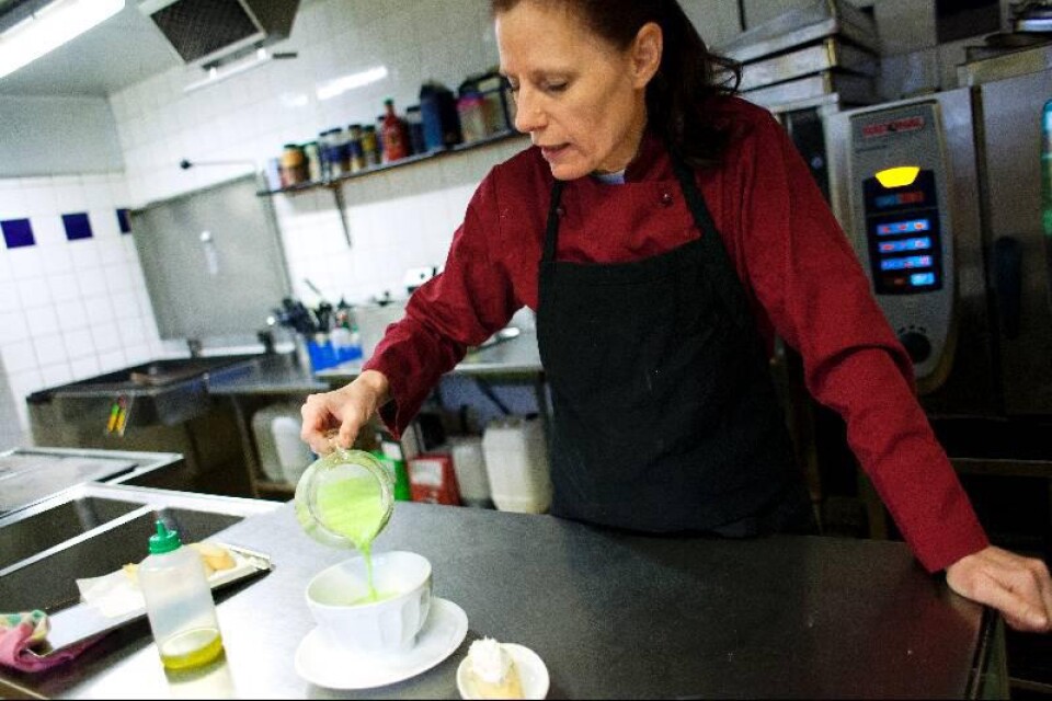 "Hoppa över prestationsångesten och kör på säkra kort", tipsar Jeanette Bohman, som här serverar grön ärtsoppa och bruchetta med räkröra.