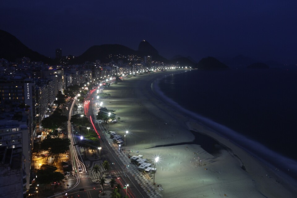 Stranden Copacabana i Rio de Janeiro var nästintill tom på nyårsaftonen 2020.