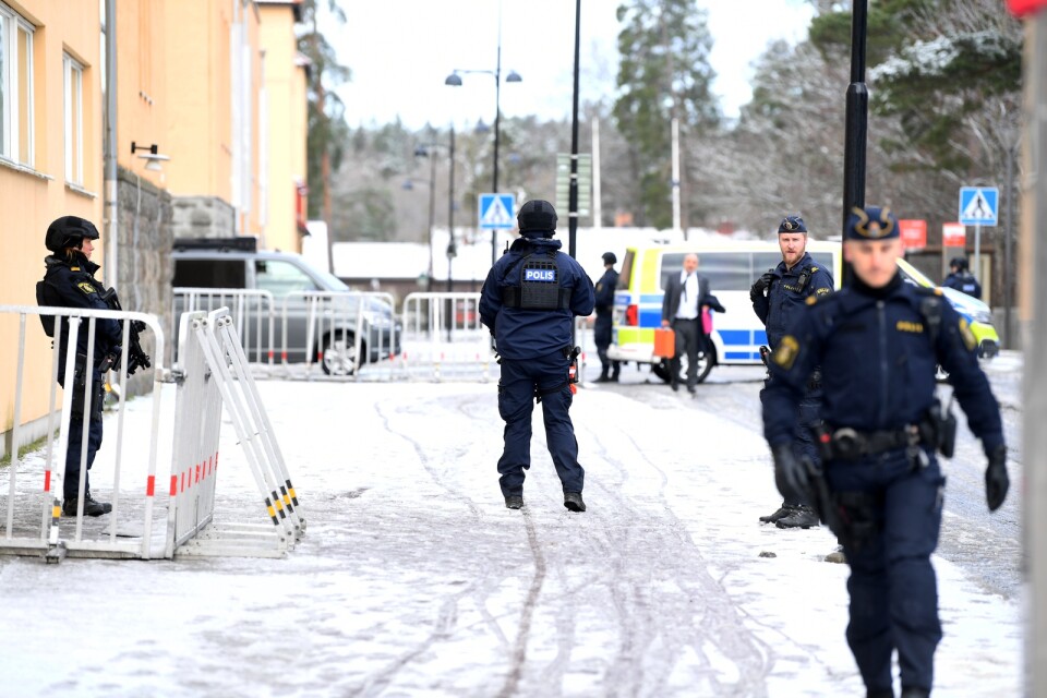 Beväpnade poliser utanför säkerhetssalen i Linköping under onsdagen, då rättegången om tre gängmord i Norrköping inleddes.