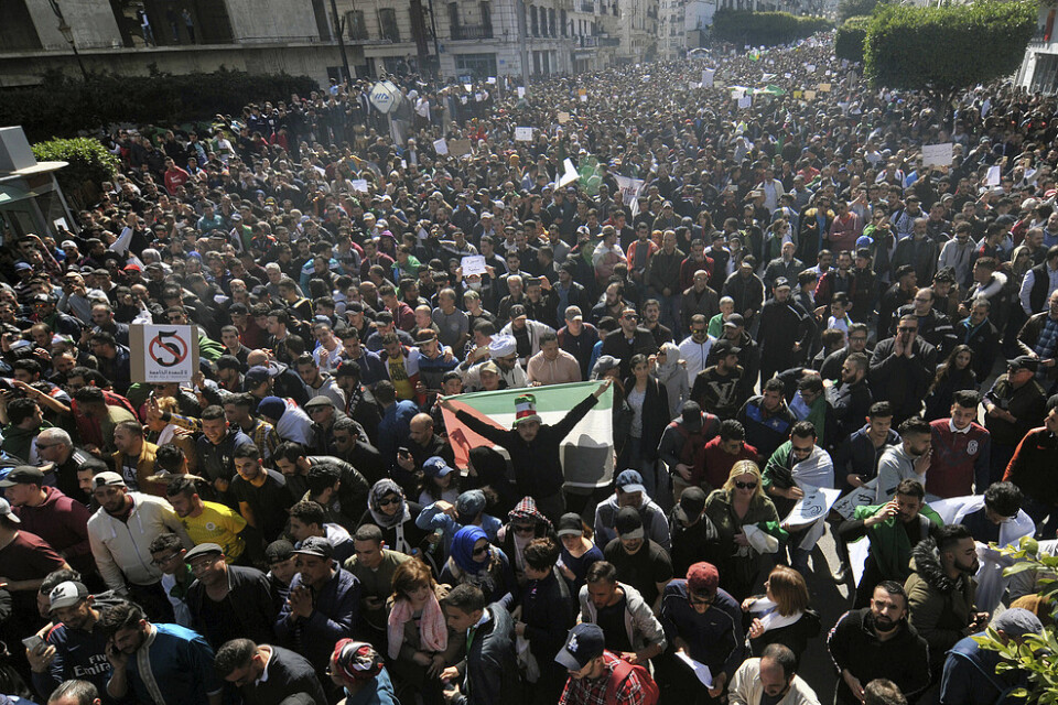 Demonstranterna i Alger tycker att 20 år med den sittande presidenten är nog. Tiotusentals deltog i fredagens protester.