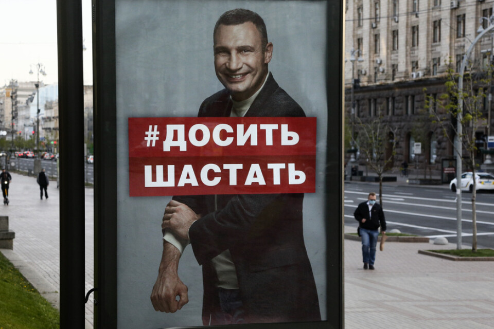 Kievs borgmästare, den forne boxningsvärldsmästaren Vitalij Klytjko på en kampanjaffish för covidrestriktioner. Arkivbild från 2020.