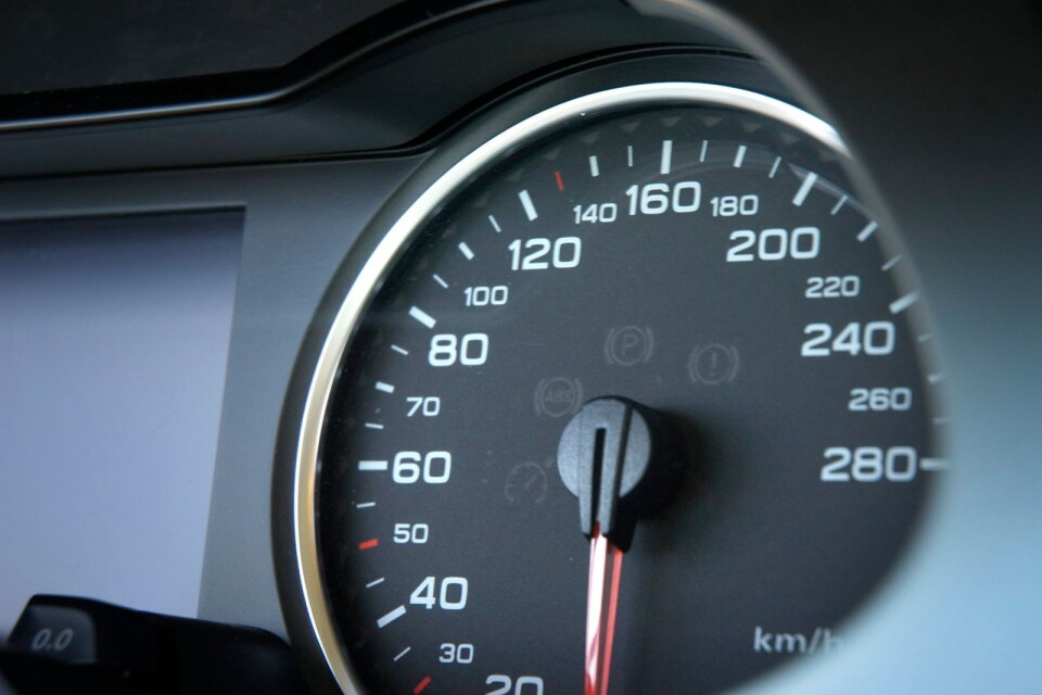 Även med en analog hastighetsmätare måste hastighetsbegränsningarna hållas.