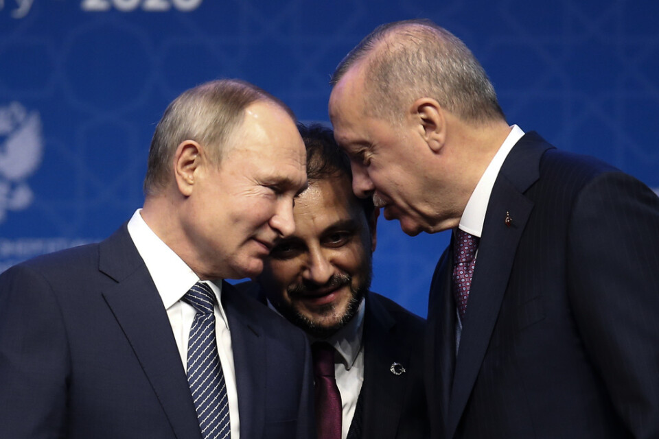 Turkiets president Recep Tayyip Erdogan, till höger, och Rysslands president Vladimir Putin i samspråk i Istanbul under invigningen av den nya gasledningen Turkstream den 8 januari. Mannen i mitten är en tolk. Arkivbild.