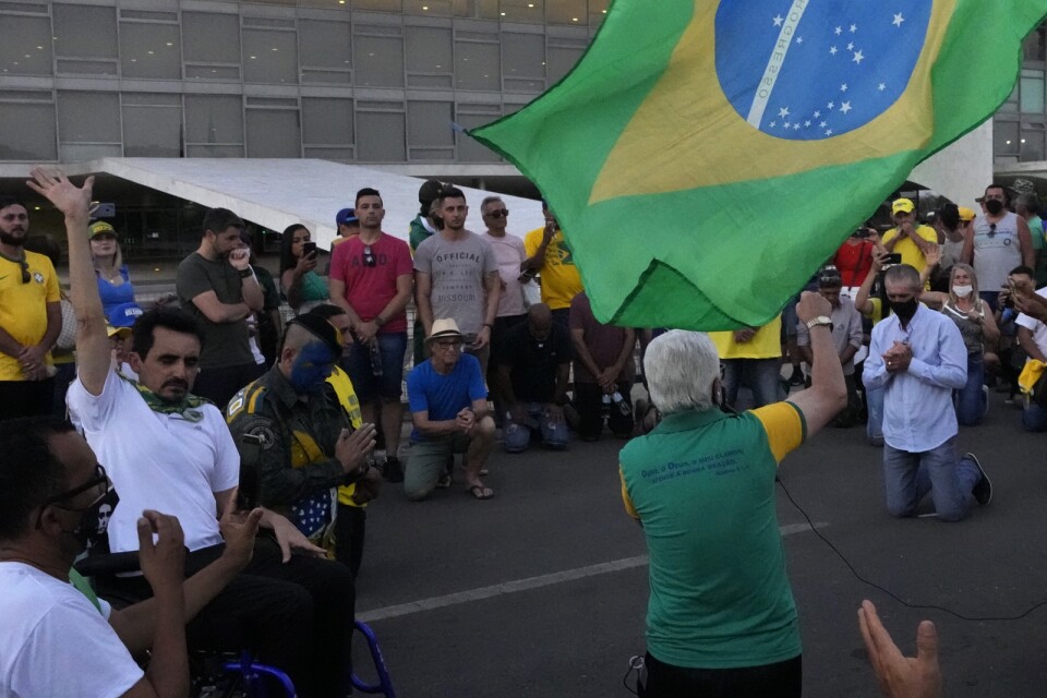 Bönestund bland Jair Bolsonaros anhängare vid presidentpalatset Planalto i Brasília på måndagen.