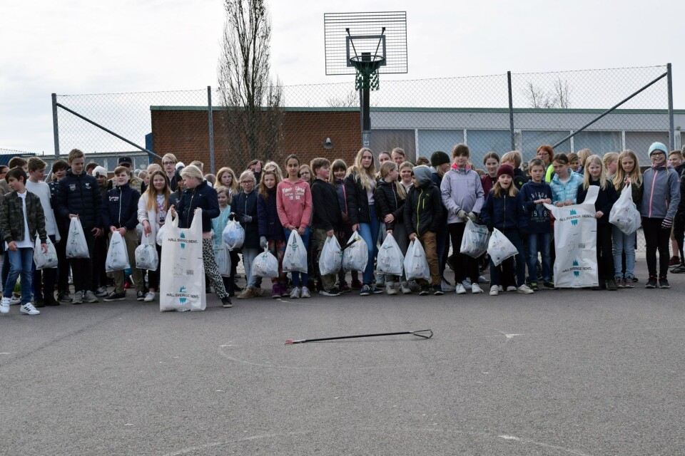 En del av eleverna på Änga/Västervångskolan med sina skräppåsar.