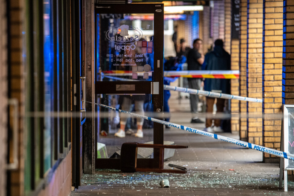 Rutor krossades och restaurangen fylldes med rök efter explosionen på en krog på Andra långgatan.