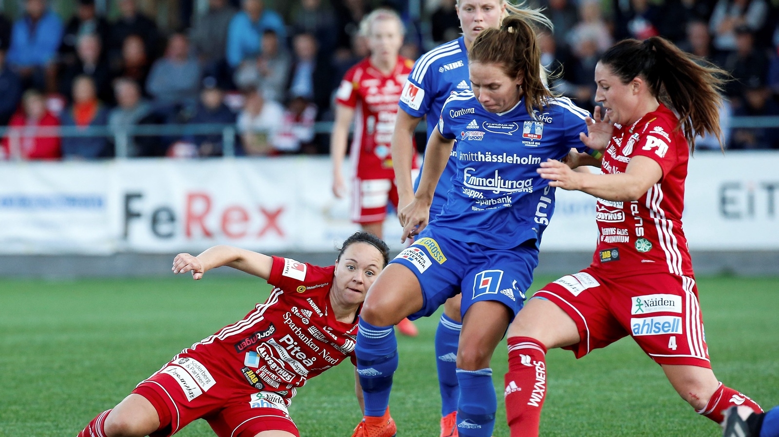 Vittsjös lagkapten Johanna Andersson i duell med Piteås Josefin Johansson i en match mellan två försvarsstarka och fysiska lag. Vittsjö fick med sig en poäng via 0–0.                                      Foto: TT
