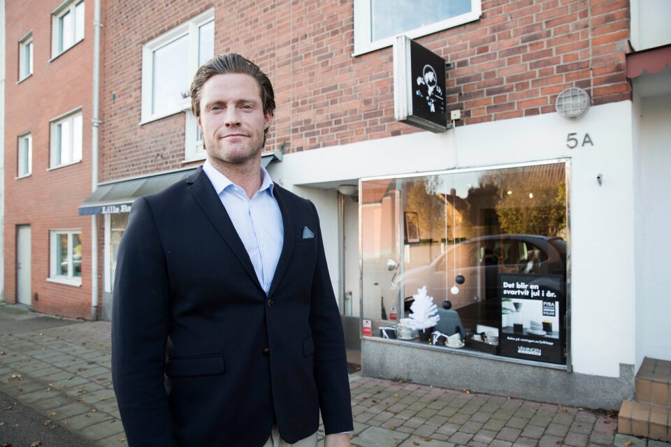 Fastighetsmäklaren Mathias Blomberg Hading utanför Våningen & Villans kontor i Ystad när det öppnade.