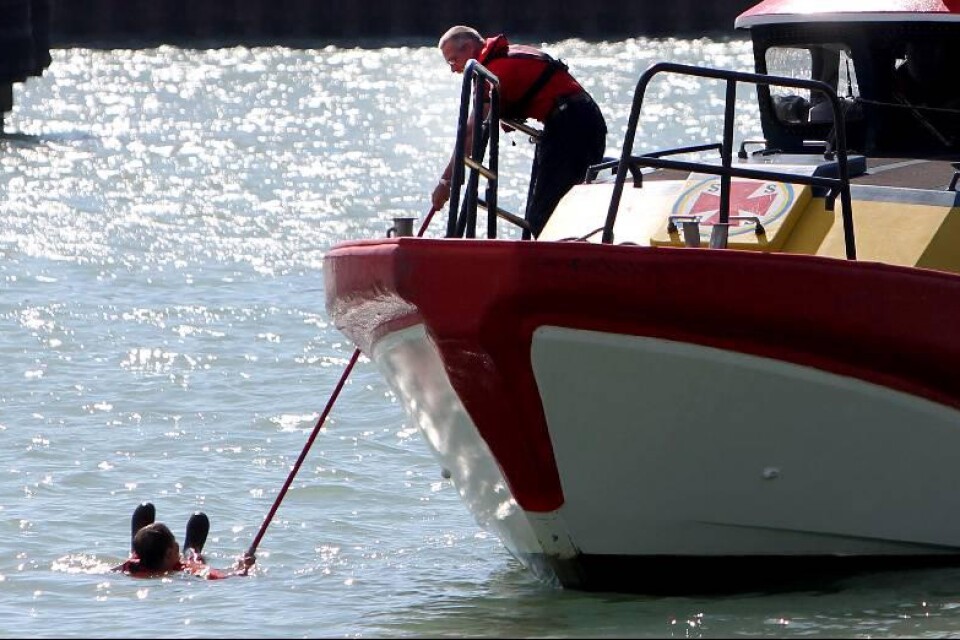 Sjöräddningen hade uppvisning i hamnbassängen. Här visar de hur de plockar upp en människa från vattnet.