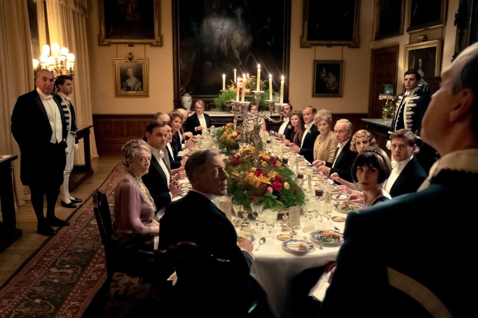 Kungen och drottningen kommer på besök till Downton Abbey. Frågan är vilka som är mest uppspelta, herrskapet eller tjänstefolket?